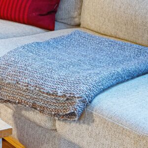 Handgewebte Kniedecke in Fischgratbindung aus Mohair und Wolle