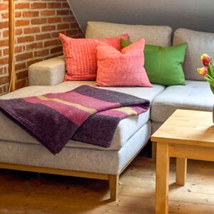 Tweed-Decke in Fischgrat mit violett, beere und gelb gestreiften Akzenten