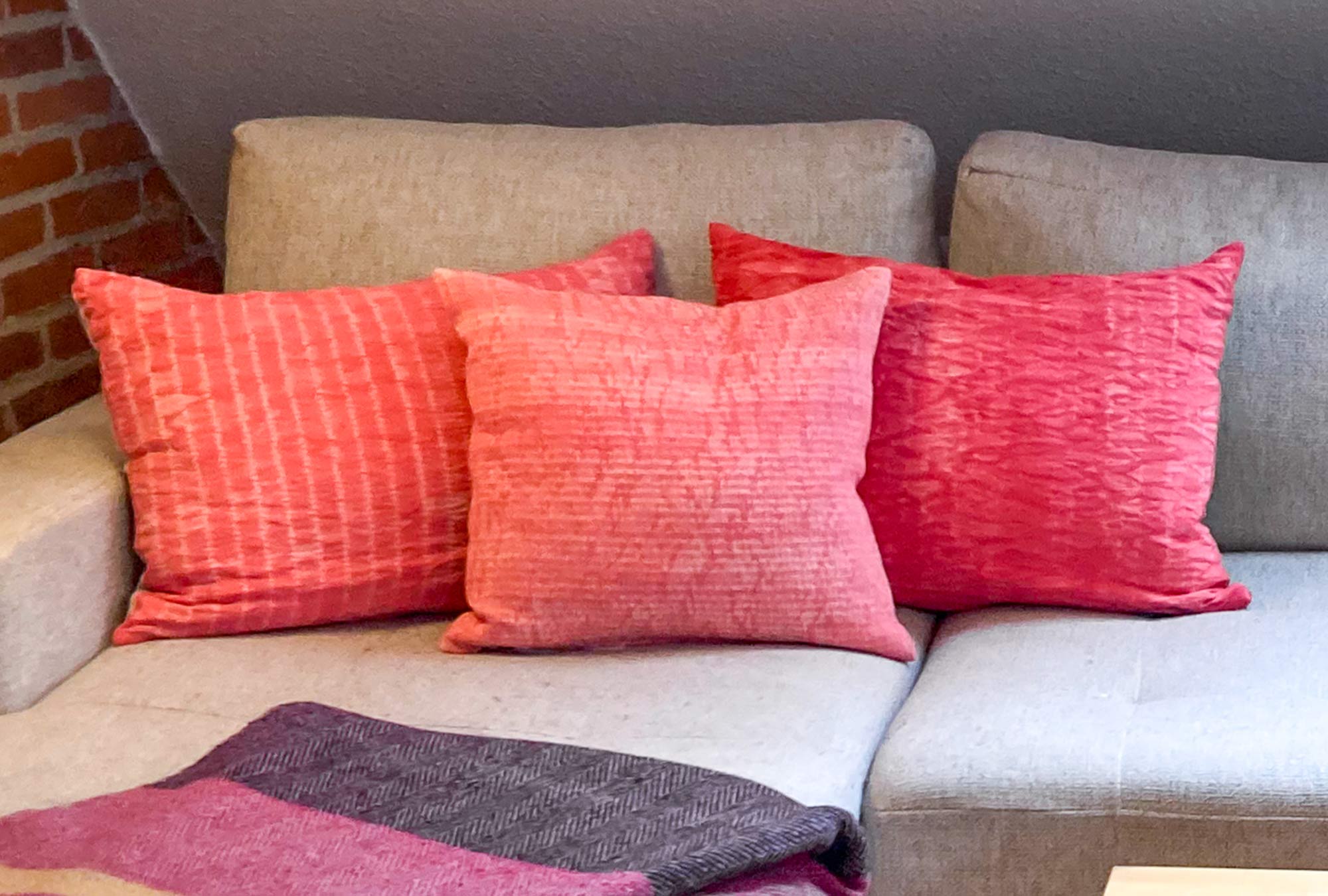Shibori-Kissen „Apfelblüte“ in Rosa mit apfelgrüner Leinenrückseite